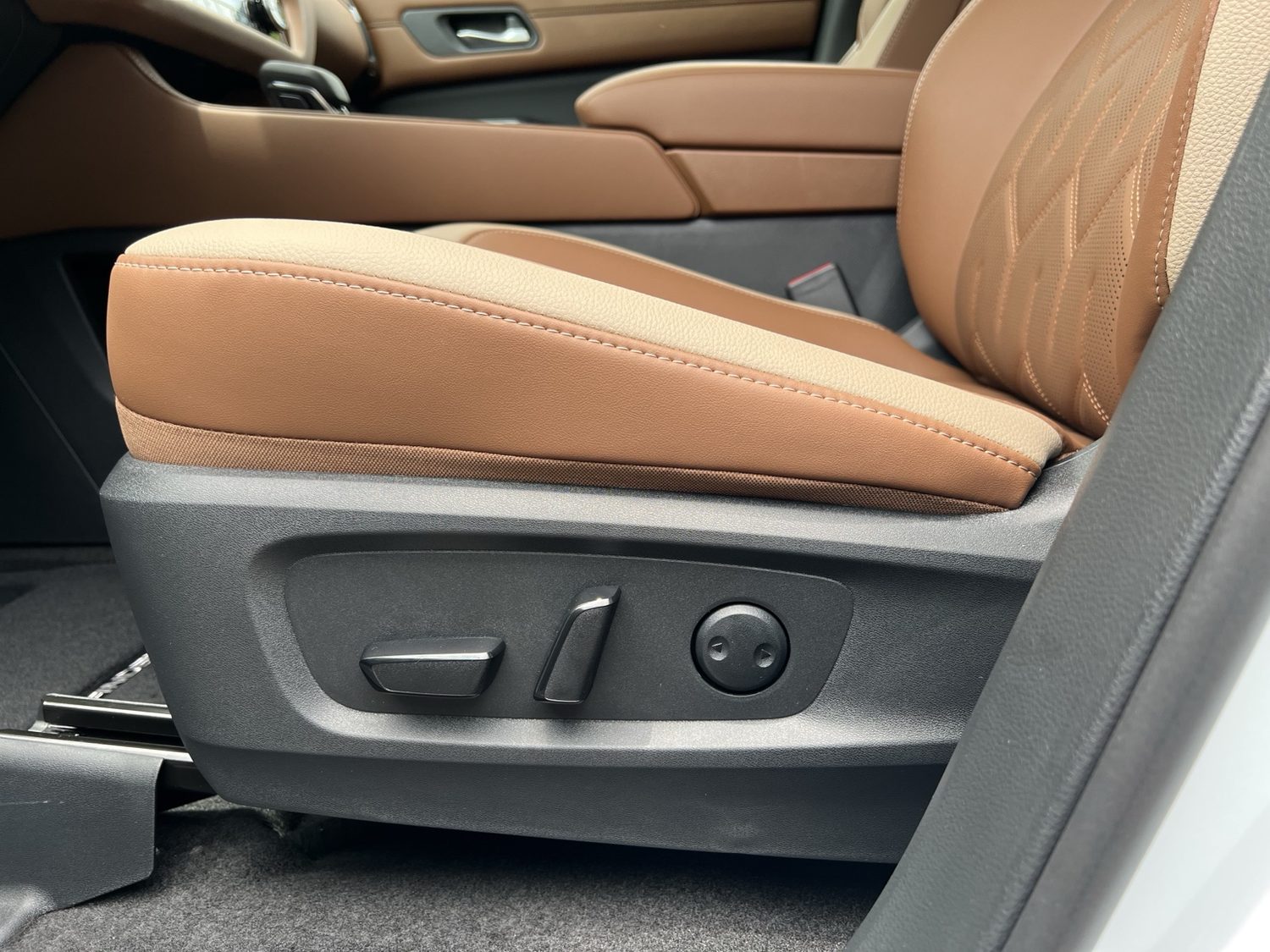 Driver power seat controls