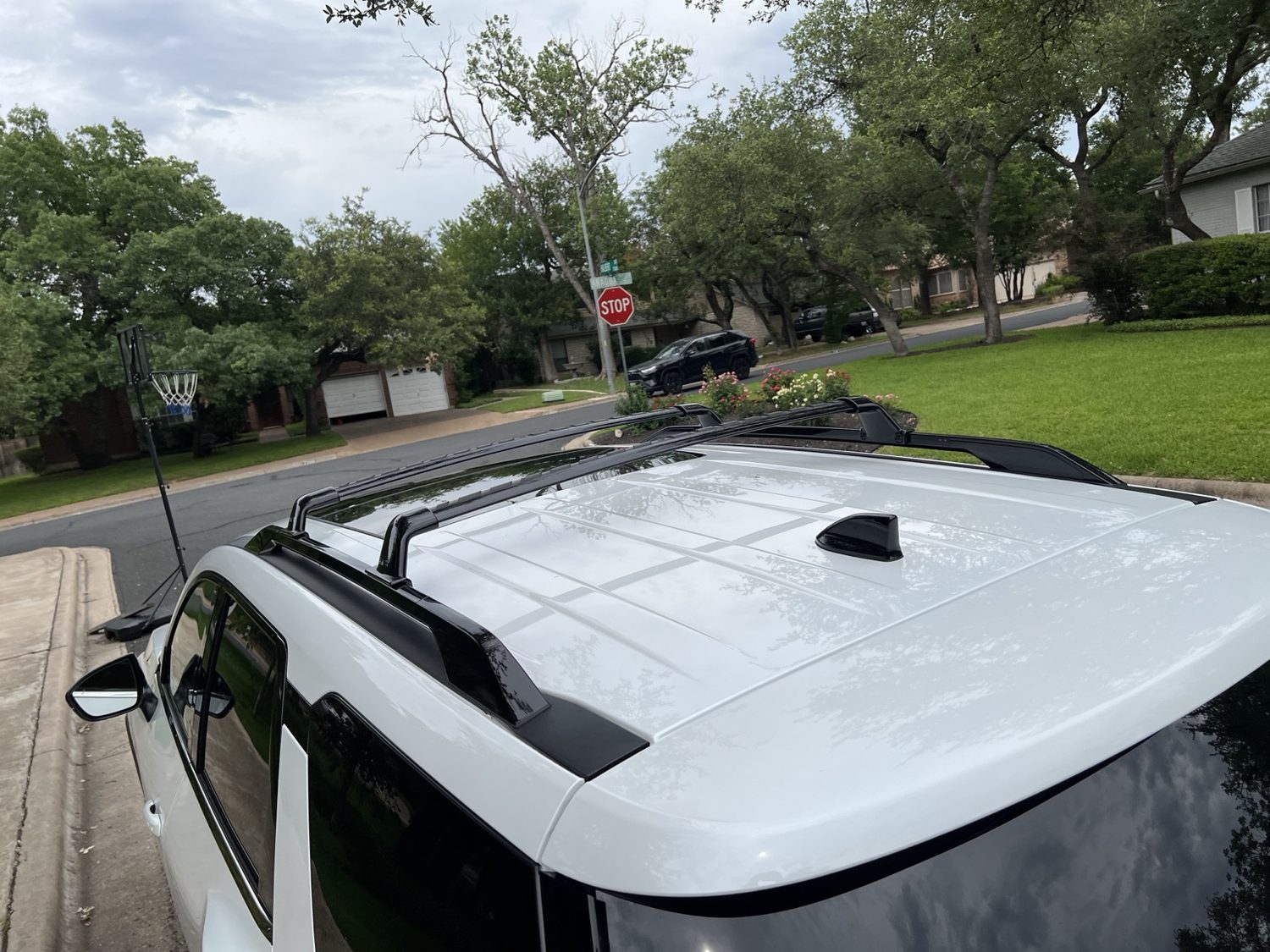 Roof crossbars installed on the Pathfinder